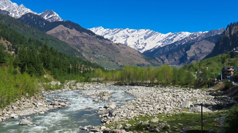 Solo Traveler’s Guide to Manali: Tips for Exploring Safely and Independently.